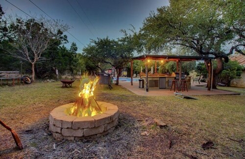 House +2 cabins + Hot Tub & Pool