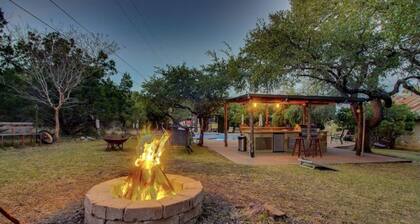 House +2 cabins + Hot Tub & Pool