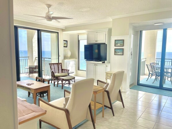 Smart TV, books - View with a Room Navarre Towers 1207 (Navarre)