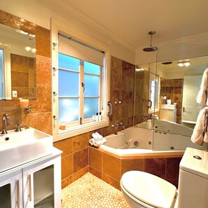 Eco-friendly toiletries, hair dryer, bathrobes, towels - Aldgate Creek Cottage (Aldgate)