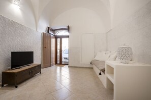 TV - GuestHost - La Mille - Charming Ostuni Apartment (Ostuni)