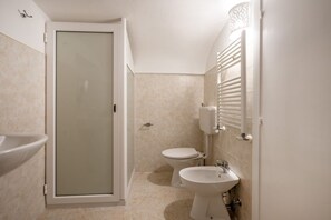 Ducha, secador de pelo, bidet, toallas