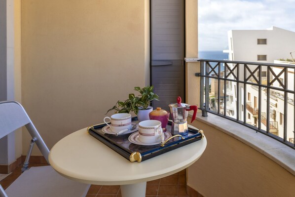Outdoor dining - Alghero Sea View Apartment with Balcony! (Alghero)