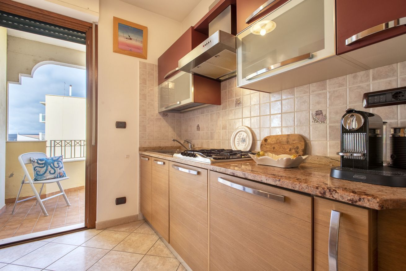 Réfrigérateur, un four, surface de cuisson, lave-vaisselle