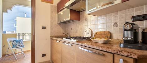 Réfrigérateur, un four, surface de cuisson, lave-vaisselle