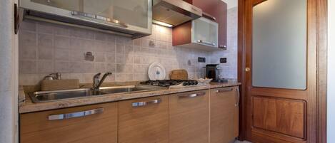 Kühlschrank, Ofen, Herdplatte, Geschirrspüler