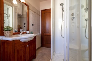 Dusche, Haartrockner, Bidet, Handtücher