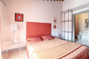 1 habitación, tabla de planchar con plancha, wifi y ropa de cama 