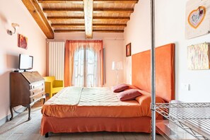 1 habitación, tabla de planchar con plancha, wifi y ropa de cama