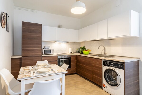 Een koelkast, een microgolfoven, een oven, een kookplaat