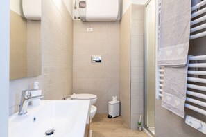Shower, hair dryer, bidet, toilet paper - GuestHost - Modern Apartment near Livorno Station! (Livorno)