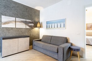 TV - GuestHost - Modern Apartment near Livorno Station! (Livorno)