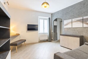 TV - GuestHost - Modern Apartment near Livorno Station! (Livorno)