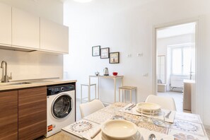 Dining - GuestHost - Modern Apartment near Livorno Station! (Livorno)
