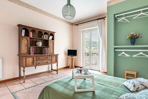 2 dormitorios, tabla de planchar con plancha, ropa de cama