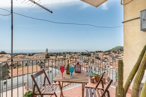 Outdoor dining - GuestHost - Casada - Etna's Grandeur: Elegant Retreat in Nicolosi (Nicolosi)