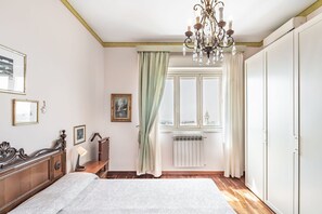 2 bedrooms, iron/ironing board, bed sheets