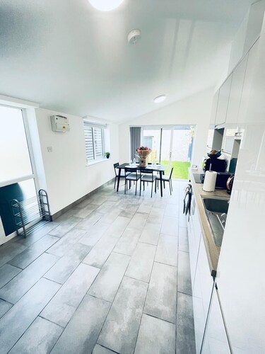 2 Bed Flat - Sleeps 5 - Parking - Wifi