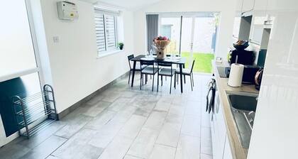 2 Bed Flat - Sleeps 5 - Parking - Wifi