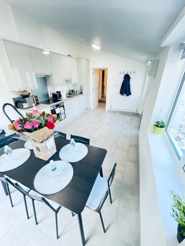 2 Bed Flat - Sleeps 5 - Parking - Wifi