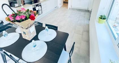 2 Bed Flat - Sleeps 5 - Parking - Wifi