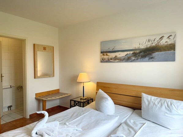 2 bedrooms, desk, WiFi, bed sheets