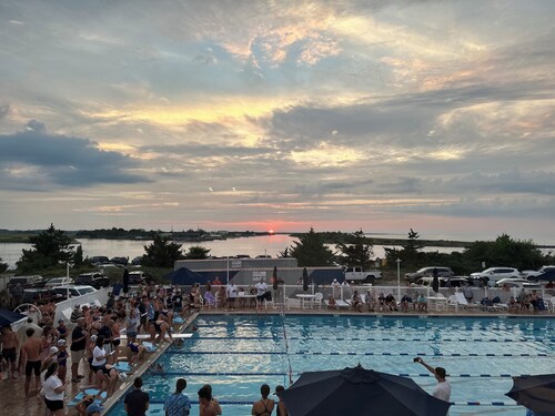 Quiet coastal retreat, minutes from Ocean City, MD, full kitchen.