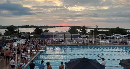 Quiet coastal retreat, minutes from Ocean City, MD, full kitchen.