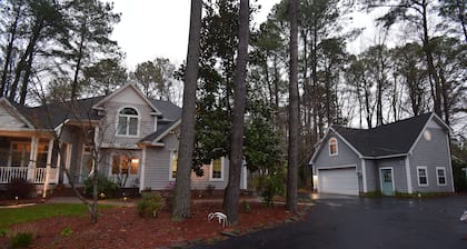 Quiet coastal retreat, minutes from Ocean City, MD, full kitchen.
