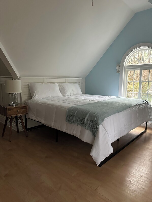 1 habitación, escritorio, tabla de planchar con plancha y cuna de viaje 