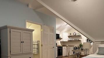 1 slaapkamer, een bureau, een strijkplank/strijkijzer, reisbedje