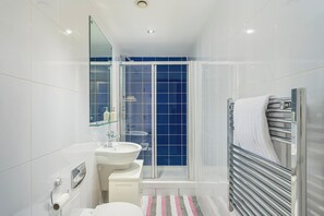 Een douche, een haardroger, handdoeken