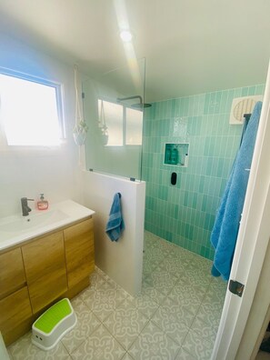 Douche, séchoir à cheveux, savon, papier de toilette