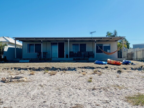 Exterior - 10 Palms - Waterfront shack at peaceful Dutton Bay West, 5 mins to Farm Beach! (Mount Dutton Bay)