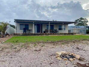 Exterior - 10 Palms - Waterfront shack at peaceful Dutton Bay West, 5 mins to Farm Beach! (Mount Dutton Bay)