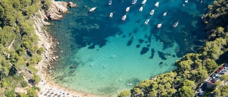 Una spiaggia nelle vicinanze