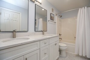 Chuveiro, bidê, toalhas de banho