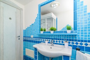 Dusche, Haartrockner, Bidet, Handtücher