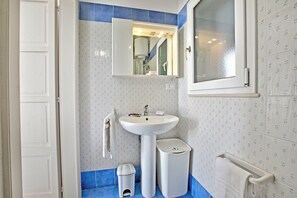 Dusche, Haartrockner, Bidet, Handtücher