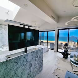 Honeymoon appartement | Woonruimte | Een 50-inch smart-tv met digitale zenders, Netflix en streamingdiensten