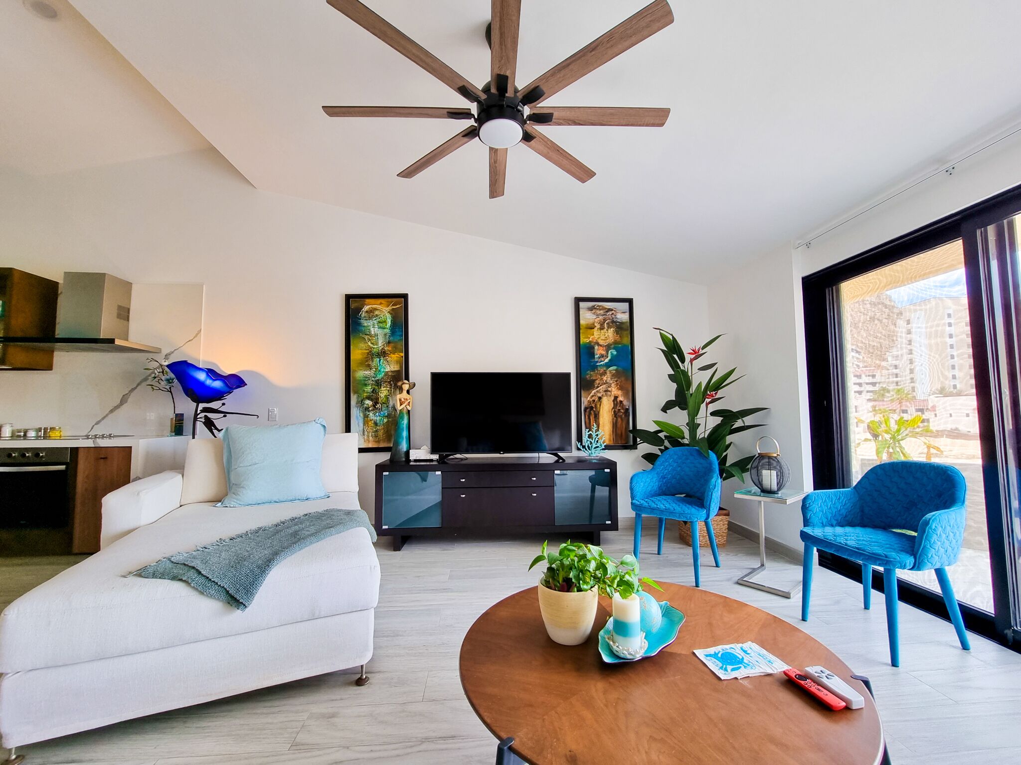 Condo familiar | Área de sala de estar | Smart TV de 50 pulgadas con canales digitales y Netflix 