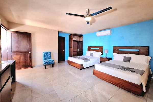 Escritorio, espacio para trabajar con laptop y wifi gratis