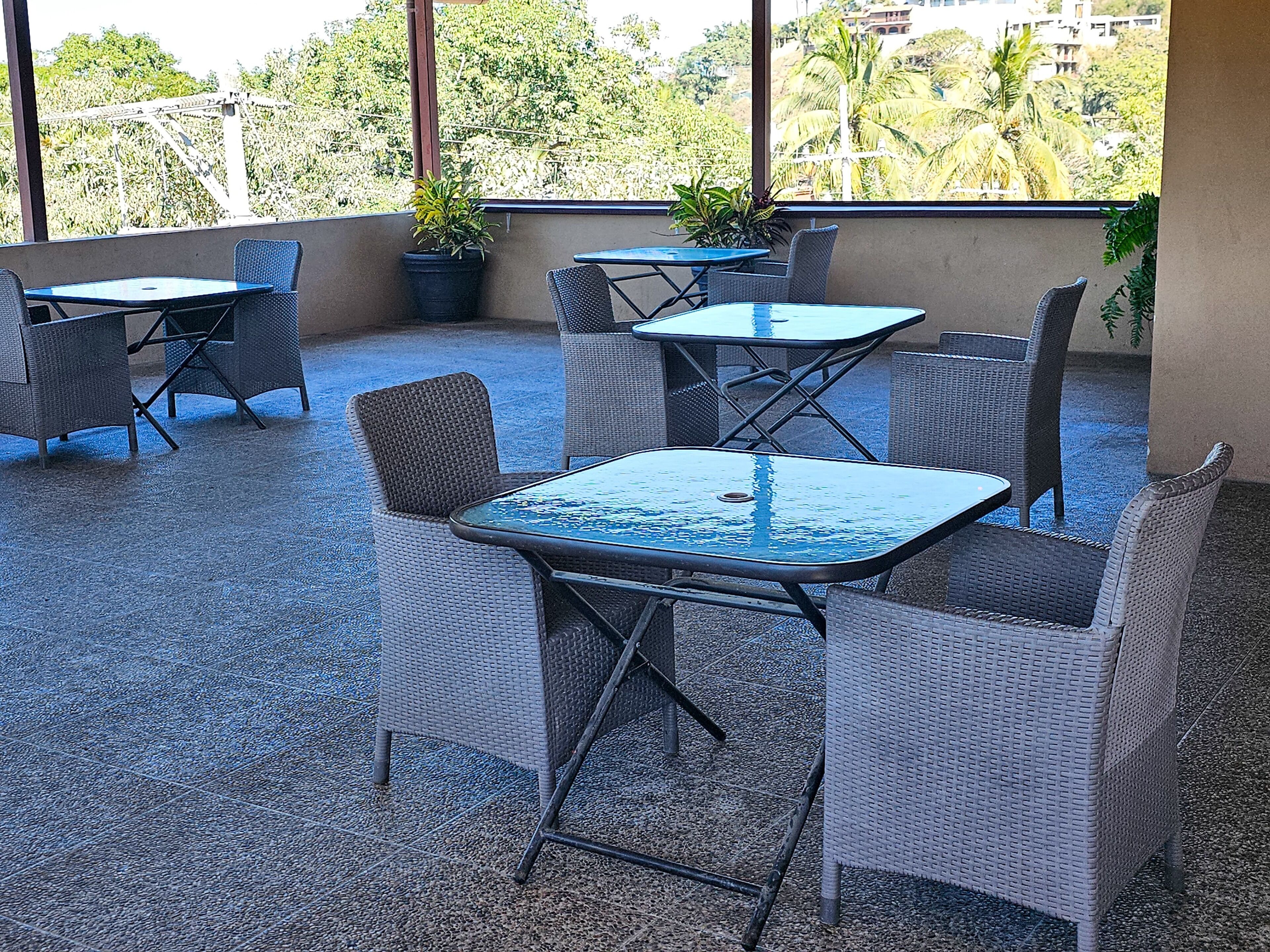 مكتب ومساحة عمل للكمبيوتر المحمول وواي فاي مجانًا وملاءات أسرّة