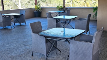 مكتب ومساحة عمل للكمبيوتر المحمول وواي فاي مجانًا وملاءات أسرّة