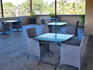 Escritorio, espacio para trabajar con un portátil, wifi gratis