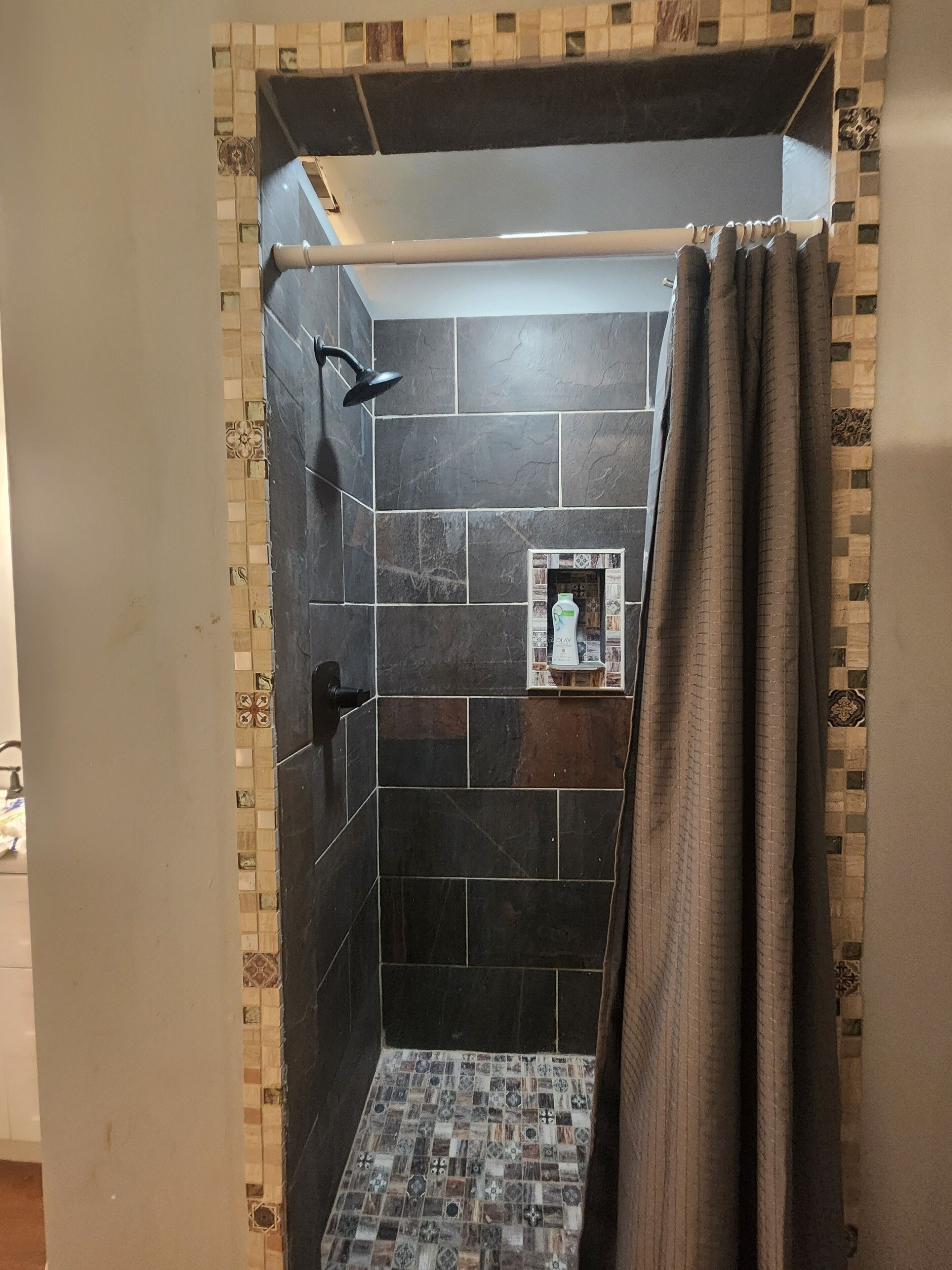 Douche, sèche-cheveux, serviettes fournies, savon