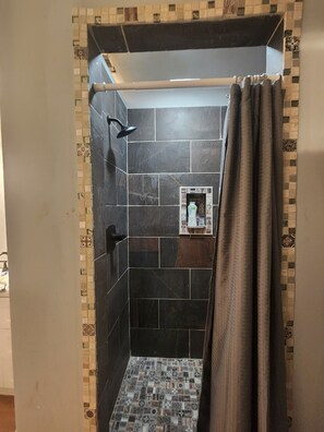 Dusch, hårtork, handdukar och tvål