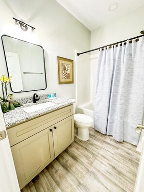 Towels, soap, shampoo, toilet paper - Seabrook Coastal Cottage - Beaufort and Parris Island (Seabrook)