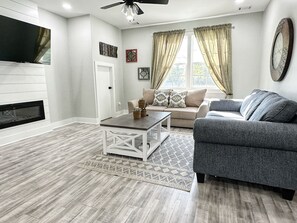 Smart TV, fireplace - Seabrook Coastal Cottage - Beaufort and Parris Island (Seabrook)