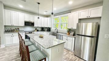 Køleskab, mikrobølgeovn, ovn, kogeplade